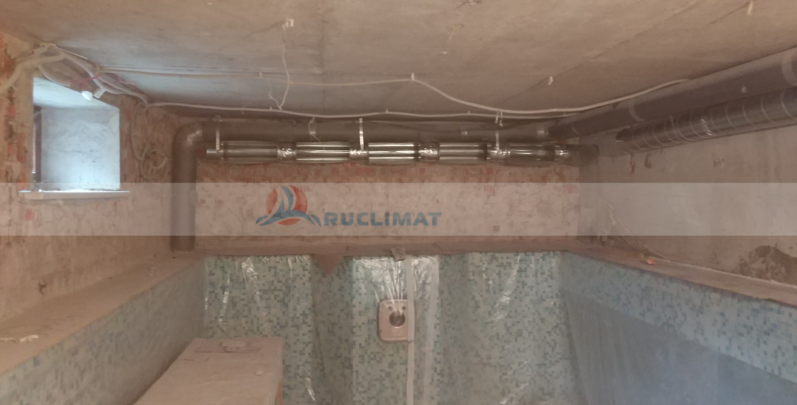 Монтаж воздуховодов для канального осушителя в частном бассейне Монтаж воздуховодов для канального осушителя